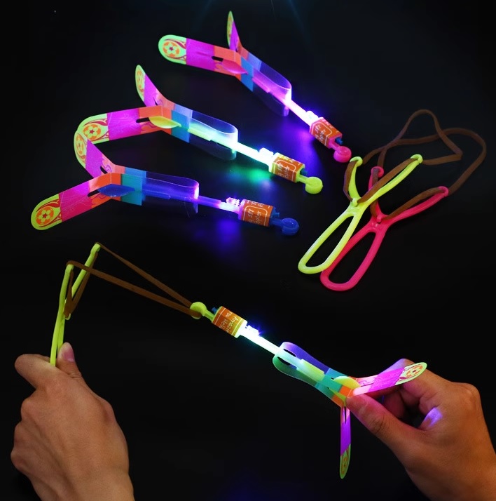 Ιπτάμενο παιχνίδι-ελικόπτερο με φωτισμό LED & σφεντόνα - 50pcs - 681020