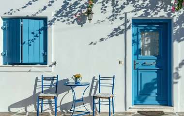Olympus Diamond Painting "Traditional courtyard of a Cycladic island, whitewashed house with bright blue windows"- Ψηφιδωτό Μωσαικό "Παραδοσιακή αυλή κυκλαδίτικου νησιού,ασβεστωμένο σπίτι με έντονα γαλάζια παράθυρα" 50x70